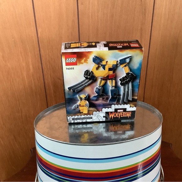 LEGO Wolverine Action Figure Set - Yellow, Black, and Red 141 pieces - Picture 2 of 2